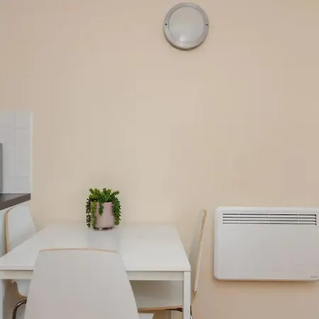 Vivid Apartment In Central London